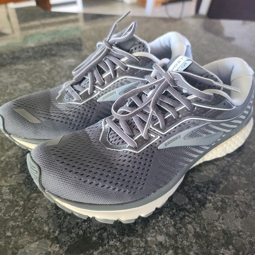 Womans BROOKS Size 10